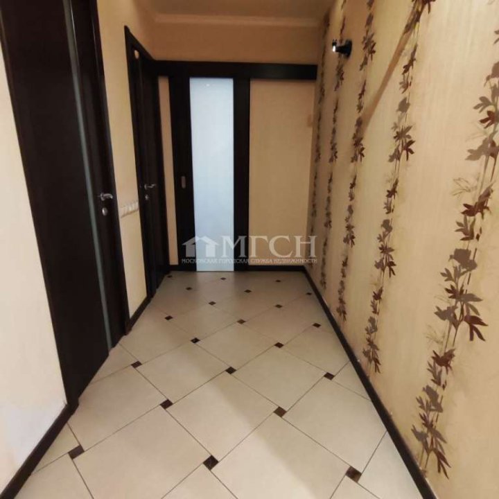 Продаётся трёхкомнатная квартира у м.Лианозово. Москва, САО, Дмитровский район, 2-й микрорайон Коровина, Лобненская улица, 12к3