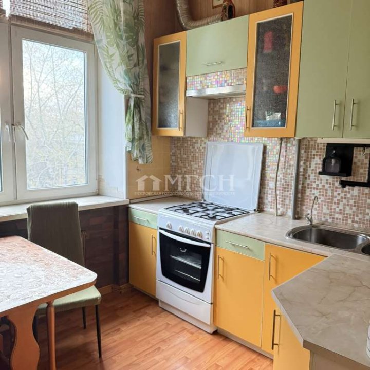 Продаётся трёхкомнатная квартира у м.Авиамоторная. Москва, ЮВАО, район Лефортово, 8-й микрорайон, Душинская улица, 6