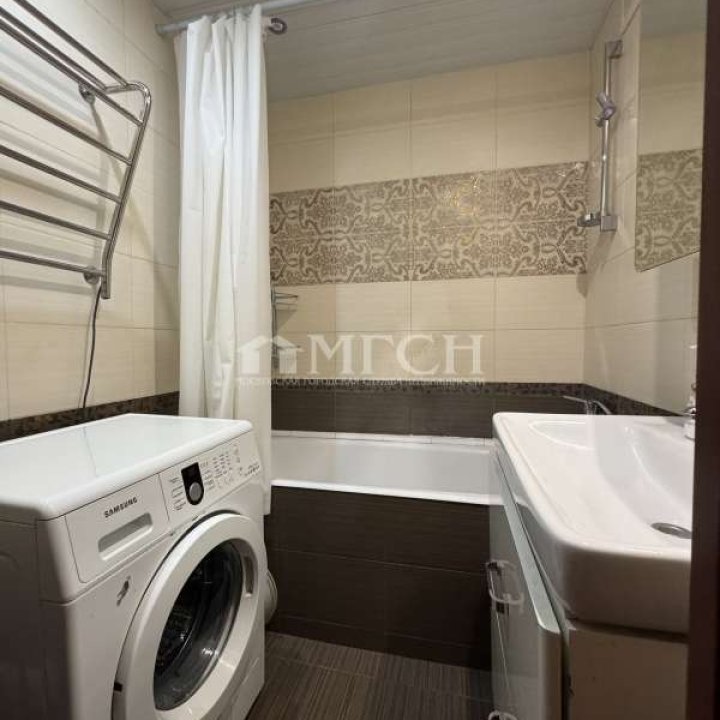 Продаётся двухкомнатная квартира у м.Люблино. Москва, ЮВАО, район Люблино, 14-й микрорайон Марьинского Парка, улица Маршала Баграмяна, 3