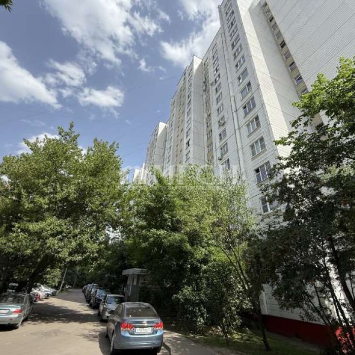 Продаётся двухкомнатная квартира у м.Яхромская. Москва, САО, район Западное Дегунино, 13-й микрорайон, Ангарская улица, 26к1
