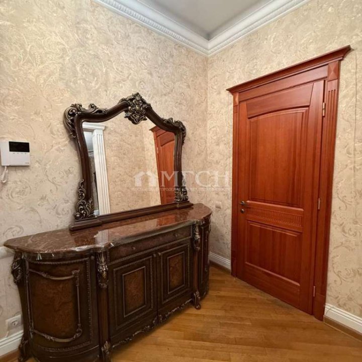Продаётся трёхкомнатная квартира у м.Новогиреево. Москва, ВАО, микрорайон Южное Измайлово, шоссе Энтузиастов, 51