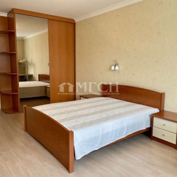 Продаётся трёхкомнатная квартира у м.Проспект Вернадского. Москва, ЮЗАО, 18-й квартал, улица Кравченко, 12