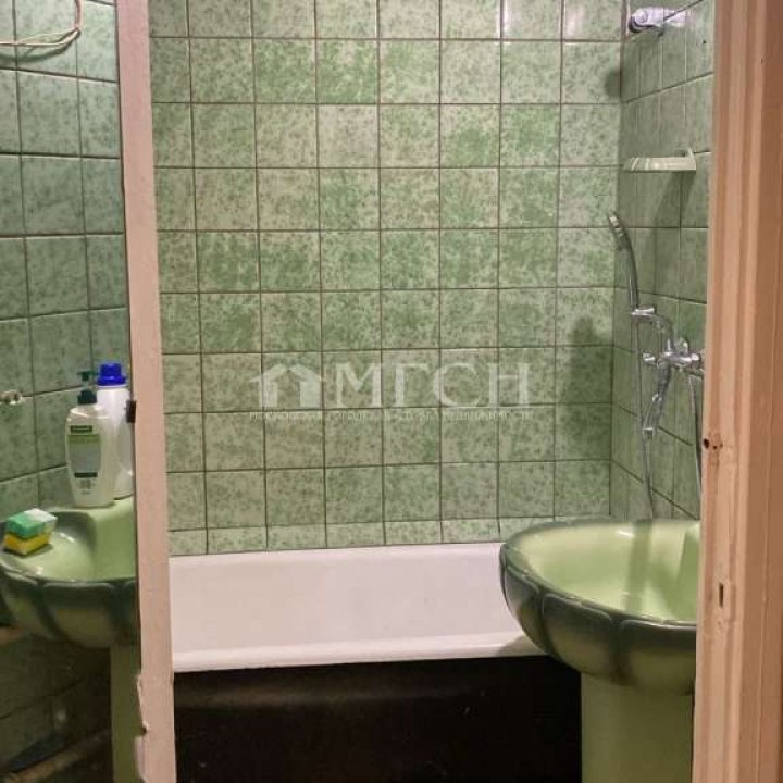 Продаётся четырёхкомнатная квартира у м.Домодедовская. Москва, ЮАО, микрорайон Центральный, Ореховый бульвар, 18