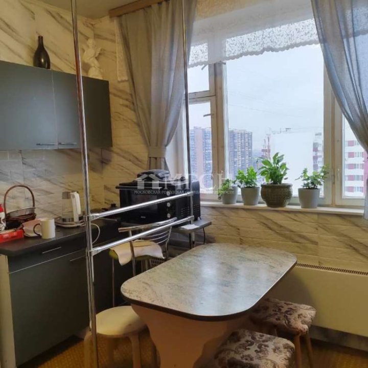 Продаётся трёхкомнатная квартира у м.Новопеределкино. Москва, ЗАО, 8-й микрорайон, Боровское шоссе, 45